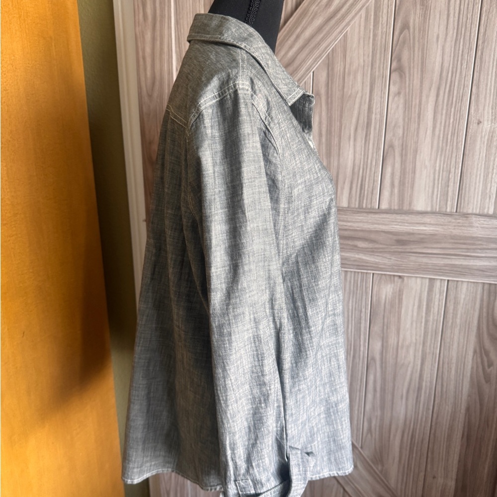 Old Navy women's Chambray Button-Down Shirt – Size L - Picture 3 of 5